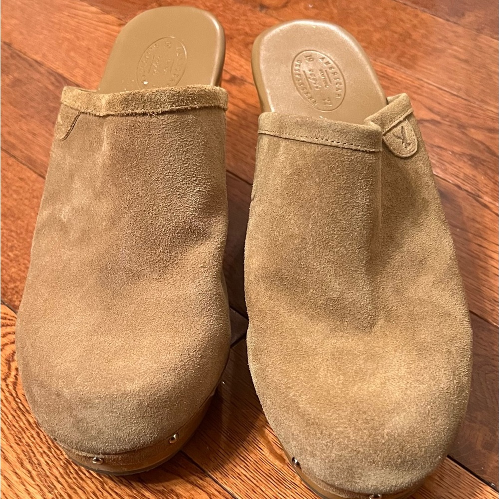 Tan suede clogs with synthetic heel and leather lining #ooho